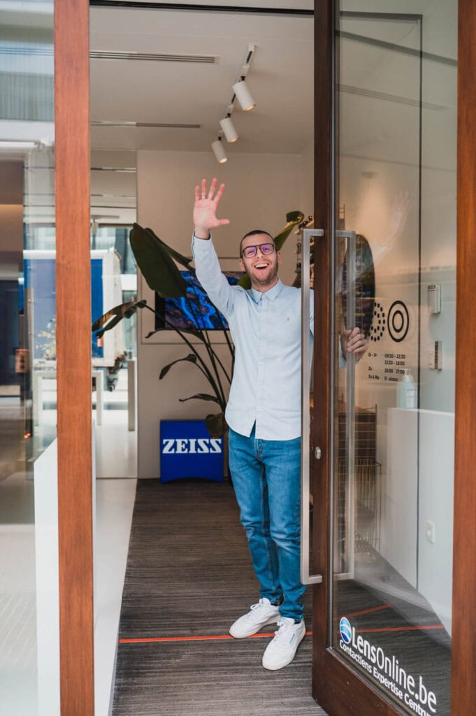 Opticien Steven De Laet opent lachend zijn winkeldeur in het centrum van Kapellen
