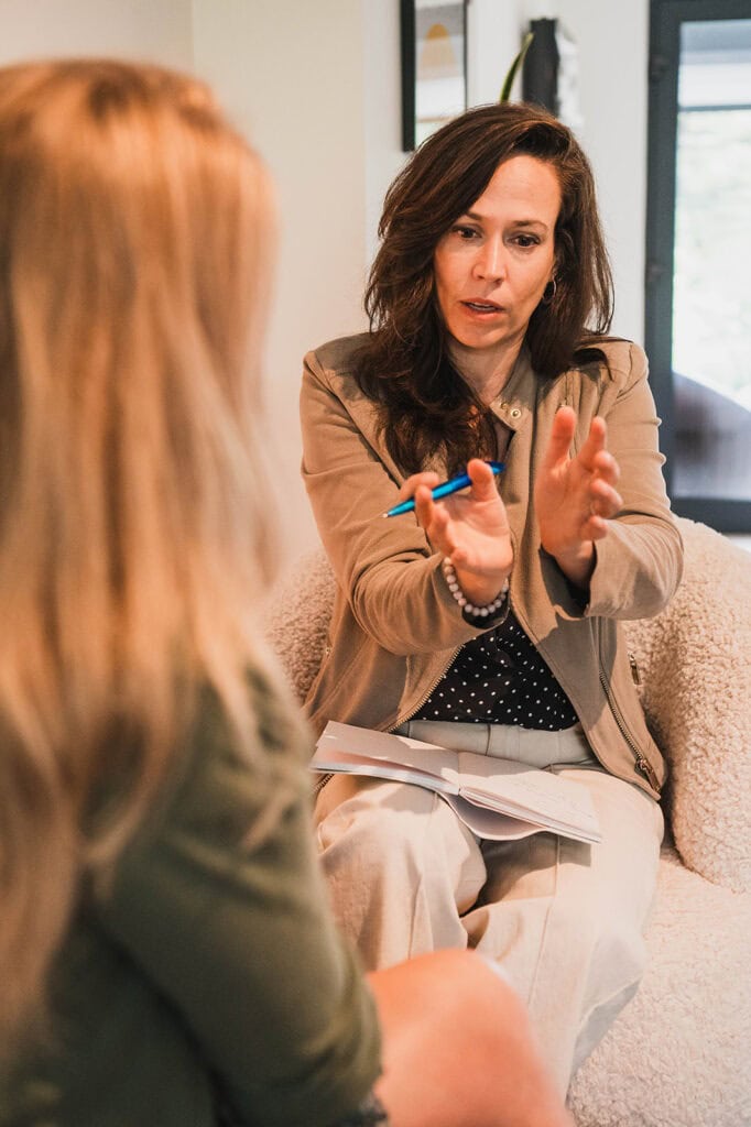 Ellen Van Neste Holistisch Gezondheid & Life Coach in gesprek met haar coachee in haar praktijk