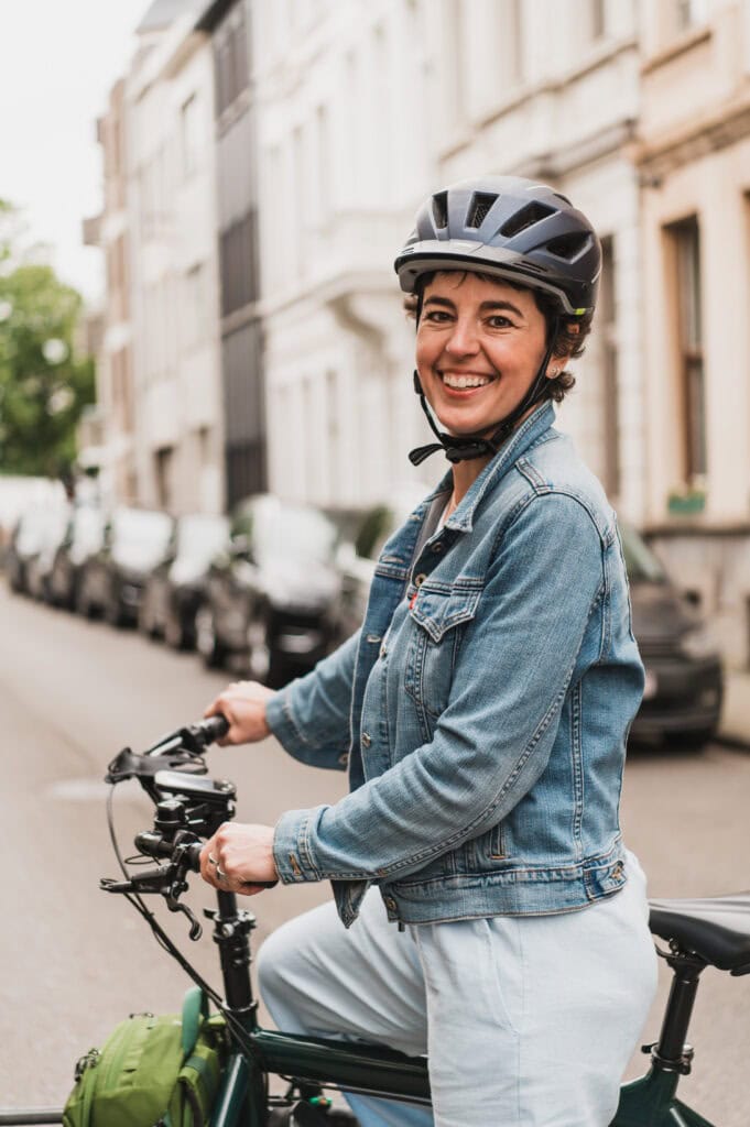 Portret van mezelf op mijn fiets in onze wijk