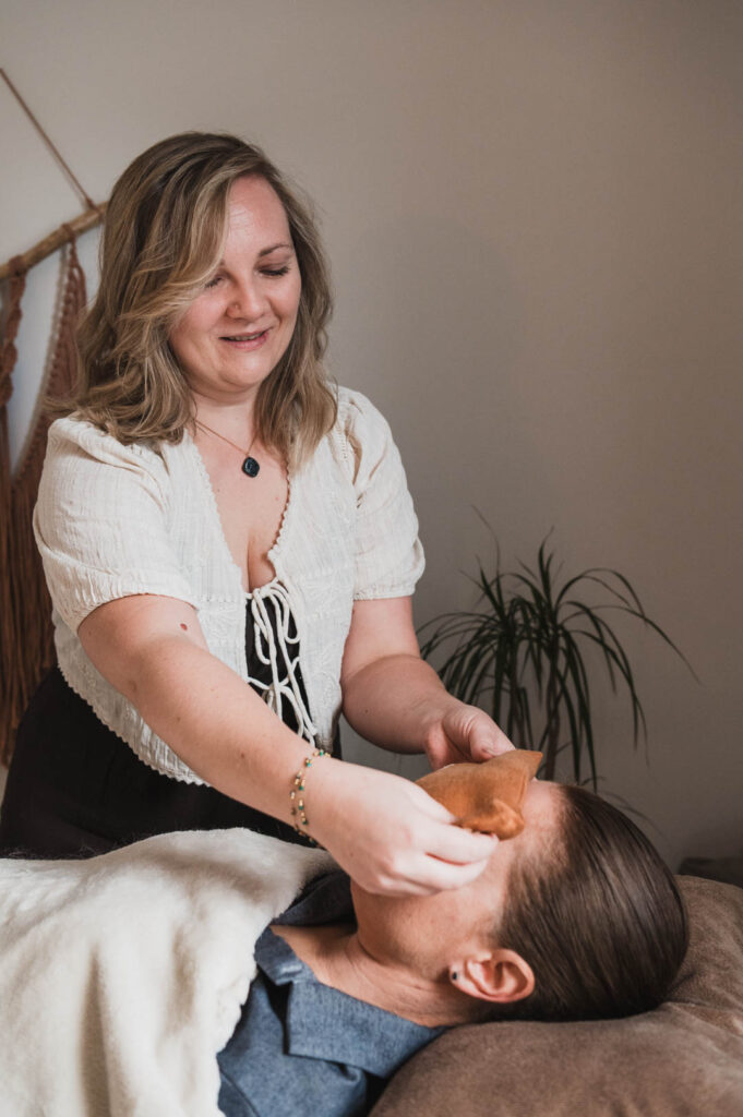 Silke tijdens haar Reiki sessie