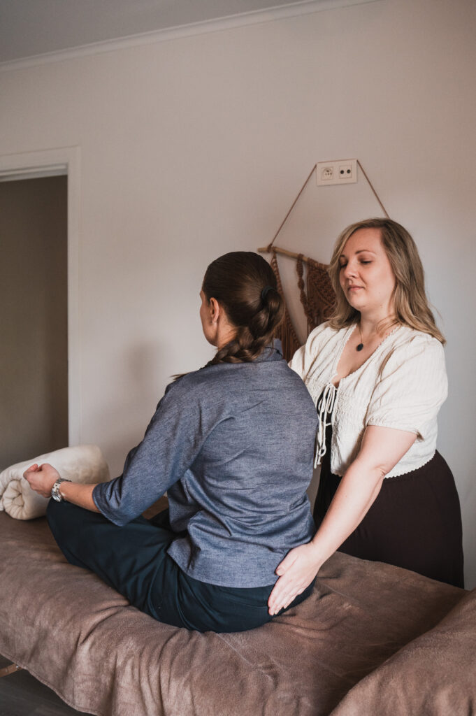 Silke aan het werk tijdens haar Reiki sessie